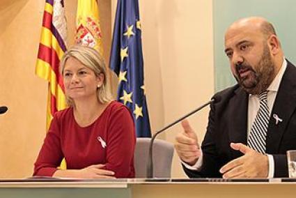 La portavoz del Govern, Núria Riera, y el conseller de Turismo, Jaime Martínez