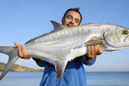 Nando Navarro muestra una palometa capturada.