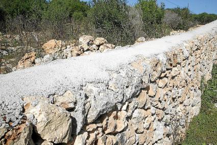 En el tramo recién reformado de Alaior a Cala en Porter las paredes se han cubierto de cemento