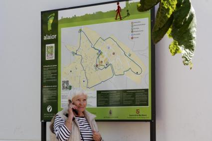 Hay un cartel informativo de las rutas en una de las fachadas del centro de salud de Es Banyer.