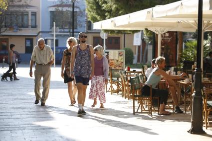 La ropa de verano se ha mantenido hasta finales de octubre, como se aprecia en esta imagen de este viernes.