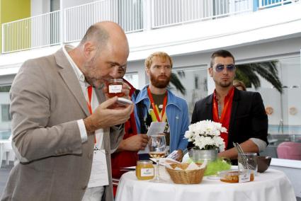 El Hotel Carlos III acogió una degustación de vino, queso y miel de Menorca.