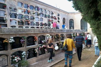 Milers de menorquins celebren avui la tradició de Tots Sants, recordant els absents amb la visita als cementiris