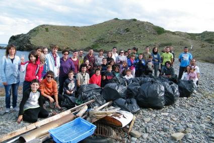 Recollida de fems. Amb només una hora, la cinquantena de persones que van participar a la trobada van arreplegar fins a 150 quilos de deixalles a Binillautí.