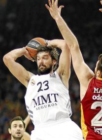 El escolta del Real Madrid, Sergio Llull (i), lucha por el balón contra el ala-pívot del Galatasaray, Milan Macvan, durante el partido de la Euroliga de baloncesto entre el Galatasaray y el Real Madrid en Estambul, en el que el Madrid perdió 75-73.