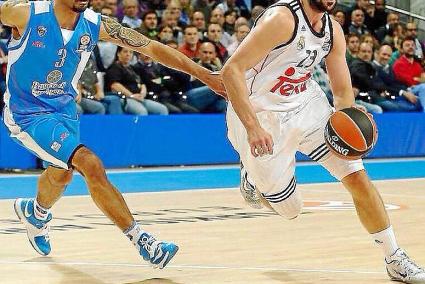 Sergio Llull conduciendo el balón hacia canasta.