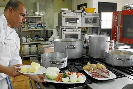 El chef Dani Florit Sabater, del restaurante Es Molí des Racó des Mercadal, preparando el ‘bullit menorquí’.