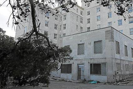 Ell edificio se ha ido deteriorando desde que quedó en desuso en 2007