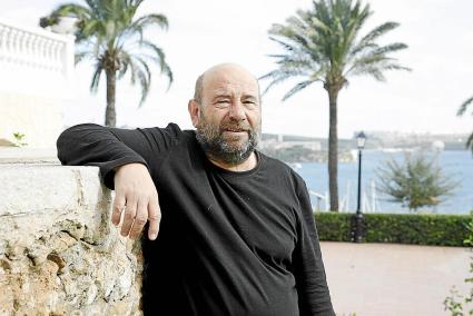 José Luis Clemente (Lleida, 1956) es editor y escritor de poesia, novela y ensayos. Vive a caballo entre los Pirineos y la Isla. Es cofundador de Heptaseven, que ha publicado una larga lista de libros relacionados con Menorca