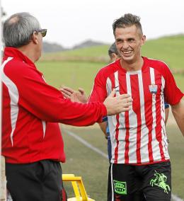 Lacueva, felicitado por Lluís Vidal tras ser sustituido en el derbi ante el Penya