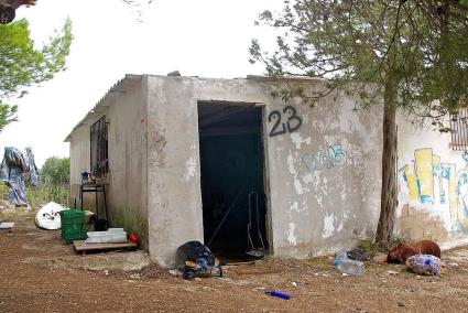 Imagen de uno de los edificios abandonados de Cala Tirant y que en verano está habitado por okupas.