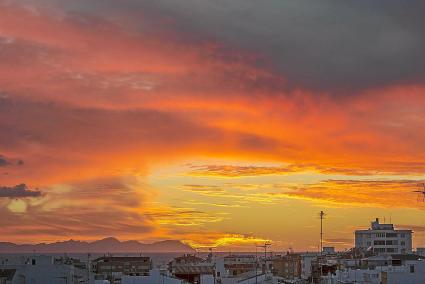 Indicativo. El cielo hace prever lo que dice el refrán, de que a cel rogent, pluja o vent.