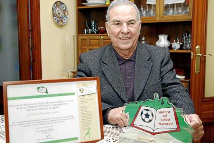 Finestres, en su hogar, con el galardón que le acredita como mejor jugador menorquín de la temporada 1962/63