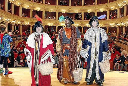 En el Teatre Principal. Los representantes de los Reyes Magos de Oriente acudieron a la cita con los más pequeños en el emblemático espacio escénico, lugar donde recogieron en mano las cartas con los presentes más deseados