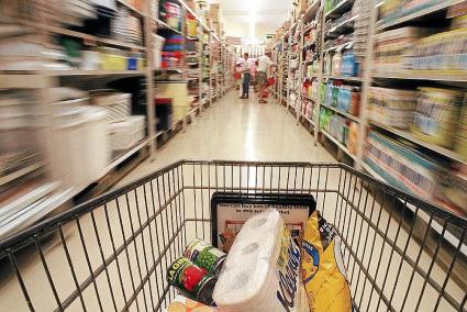 MENORCA - CARRO DE LA COMPRA. GENTE COMPRANDO EN UN SUPERMERCADO .