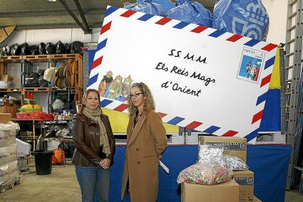 Águeda Reynés y Elisa Mus supervisaron ayer los preparativos para el desfile del lunes.