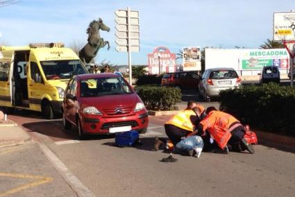 El hombre ha sido atendido en el mismo lugar del accidente por los efectivos sanitarios.