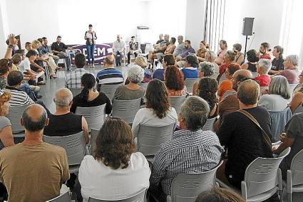 Imagen de una de las reuniones de Podemos, en Es Mercadal.