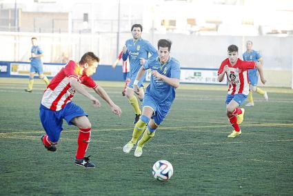 Llonga. El delantero del Penya Ciutadella, que no tuvo una tarde inspirada, persigue un balón; abajo un despeje de Marcos