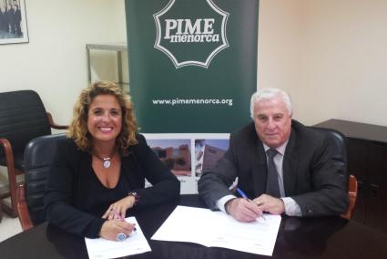 Isabel Martorell Comas, delegada de Ausbanc en Balears, y el presidente de PIME Antonio Juaneda Anglada, durante la firma del c