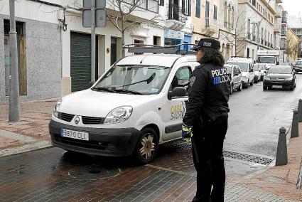 Un agente local controla el tráfico en la calle Josep Maria Quadrado de Maó