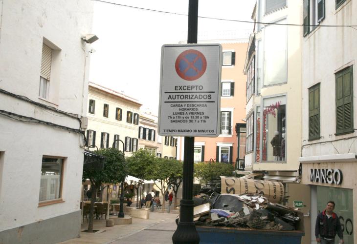 Menorca Mao Calle Infanta control fotografico trafico rodado hacia el