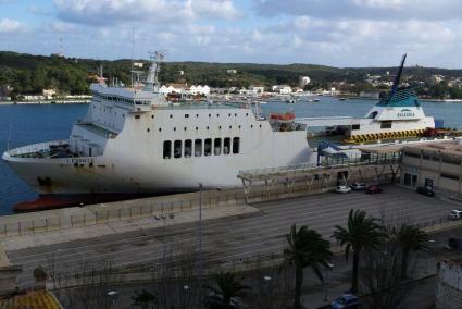 El 'Levante', carguero de Baleària, ha tenido que desviar su rumbo al puerto de Maó por culpa de las malas condiciones meteorológicas.