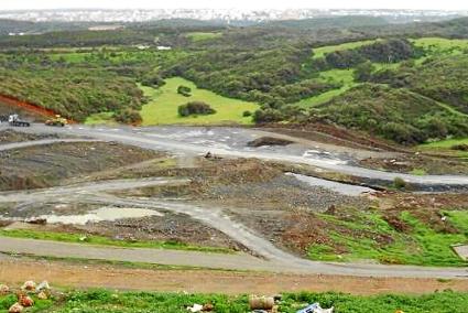 Tras la excavación y antes de instalar el sistema de impermeabilización, en agosto esta era la imagen que presentaba la zona. Habían aflorado líquidos tóxicos a través del talud existente entre el vertedero antiguo (Milà II) y la ampliación. A la derecha, laguna de lixiviados al fondo de la celda III, la primera en clausurarse