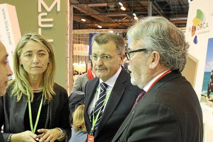 La consellera insular de Turismo, Salomé Cabrera, el presidente del Consell, Santiago Tadeo, y el presidente de ASHOME, Joan Melis, departen en el estand de Menorca.