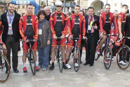 Albert Torres, antes del inicio de la etapa, con Rubén Sánchez y toda la Selección Española.