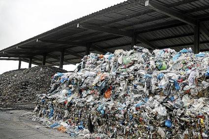 La basura se acumula en Milà a la espera de resolver las deficiencias.