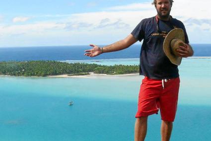 Iñaki con un paisaje paradisiaco al fondo, Maupiti, en la Polinesia Francesa