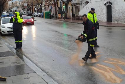 Los bomberos se han encargado de echar tierra sobre la mancha para intentar restablecer la normalidad en la circulación cuanto antes.