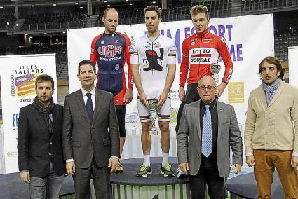 <p>El ciclista de Ciutadella Albert Torres, ayer en lo más alto del podio en Palma. </p>