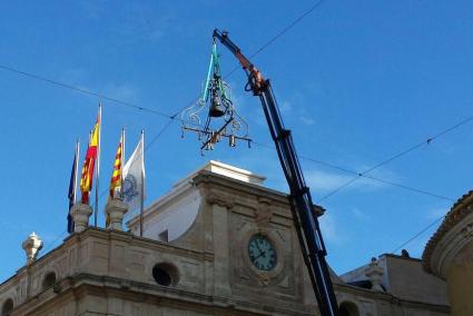 Las tareas de recolocación de la campana y de la estructura se han llevado a cabo con una grúa.