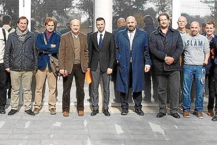 Los miembros del jurado posan en la zona exterior del Palma Arena tras definir al ganador por medio de votación.