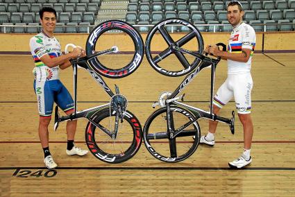 Los ciclistas David Muntaner y Albert Torres, posando en el velódromo de Palma.