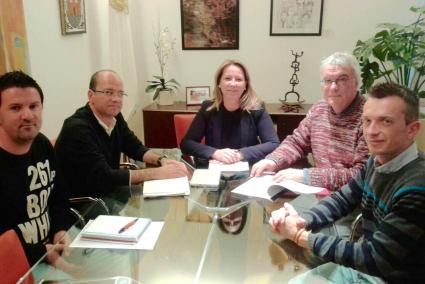 La alcaldesa Águeda Reynés y el concejal Simón Gornés, con el presidente balear de Foment Cultural, Juanjo Gomila, el secretario insular, Lucas Pons y el vocal Daniel Sintes.