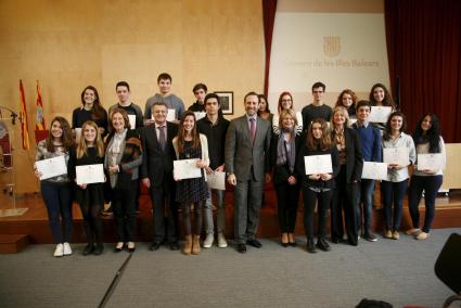 José Ramón Bauzá, Nuria Riera, Santiago Tadeo e Isabel Cerdà, con los alumnos premiados.