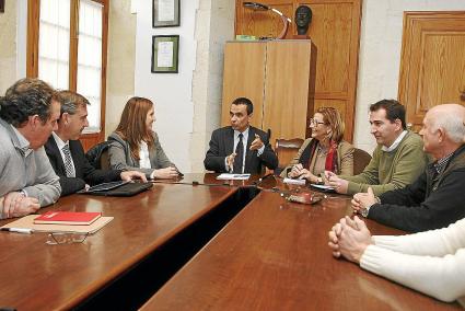 Reunión en Alaior. El conseller de Economía, Joaquín García, mantuvo ayer por la tarde un encuentro con la alcaldesa, Misericordia Sugrañes, la consellera Pilar Pons y empresarios del municipio, para exponerles el compromiso del Ejecutivo de sacar adelante el proyecto este mismo año, después de negociar con Madrid una ampliación de la prórroga.