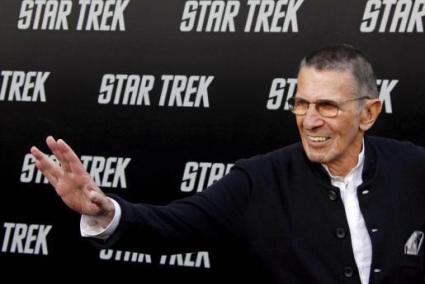 Fotografía de archivo, tomada el 30 de abril de 2009, del actor estadounidense Leonard Nimoy a su llegada al estreno de la última película de "Star Trek" en Hollywood (Estados Unidos).