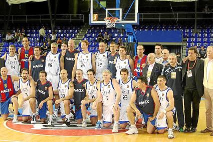 Jugadores legendarios del Barça y el Madrid continúan enfrentándose en torneos amistosos y en partidos solidarios gracias a la buena organización de sus asociaciones respectivas