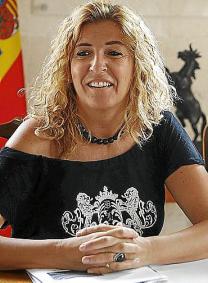 Auxiliadora Pons sigue adelante en su idea de encargar la revisión del proyecto por 18.000 euros.