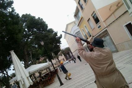 Un operario dispara contra las bolsas de orugas en la plaza de Es Pins.