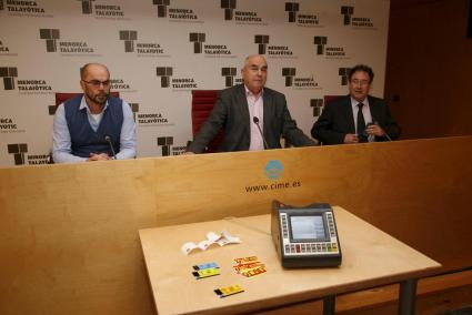 El Consell Insular ha acogido la presentación de las máquinas donde el conseller de Movilidad, Luis Alejandre, ha estado acompañado por el representante de GMV, Sergi Well, y Manel Camps, de Silme.