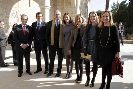 Durán y Cabrer, separadas a la derecha de la imagen por Marga Prohens, en un acto institucional en la Almudaina.