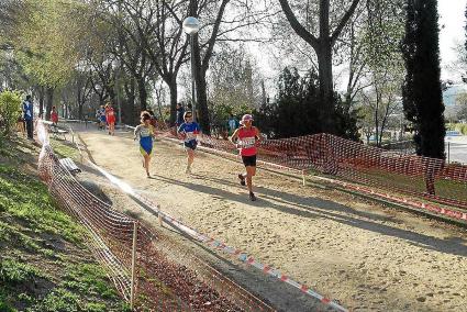 Pilar Olmo en cabeza en el campeonato nacional de cross 2015 en Alcobendas