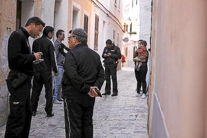 Los agentes, con vecinos, en la calle Ramon Llull