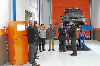 El conseller Luis Alejandre, durante la visita a las instalaciones.