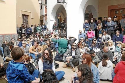 La protesta fue convocada para el mediodía de ayer por un grupo de clientes del bar.